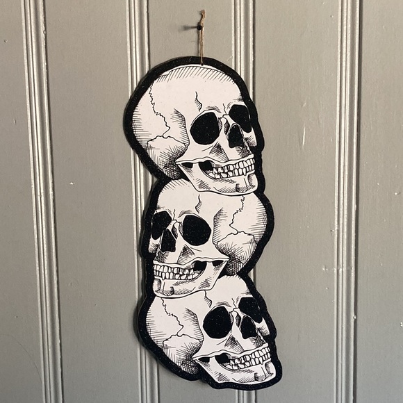 NWT- 24” Sparkling Black Glittered Stacked Skulls 💀Wooden Halloween Decor Sign - Picture 7 of 11